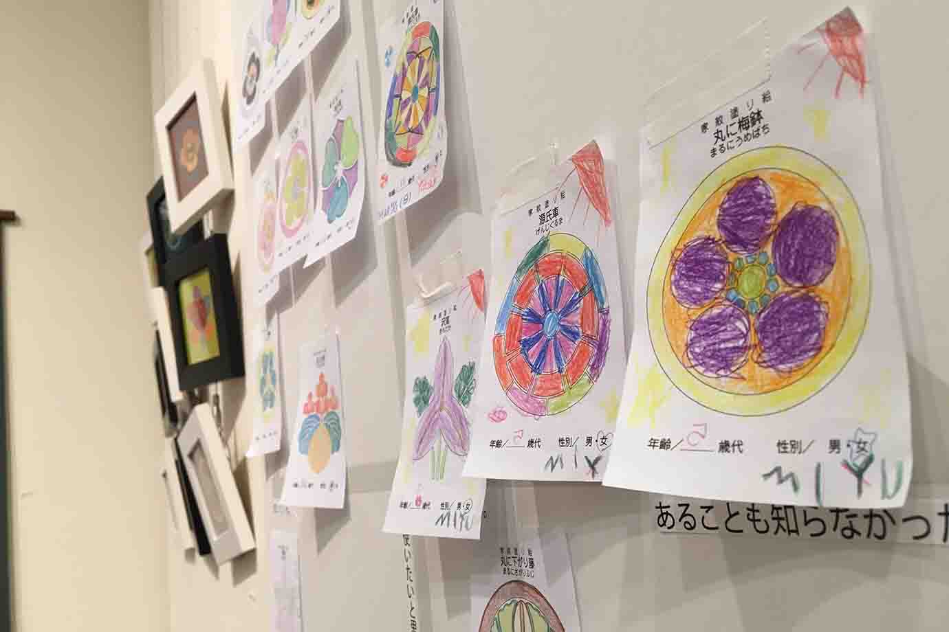 私は愛知県内で何度か家紋を紹介する展覧会をしています。会場では、初対面の私に先祖の話や親族のことを思い出し、お話しくださる方がとても多いです。