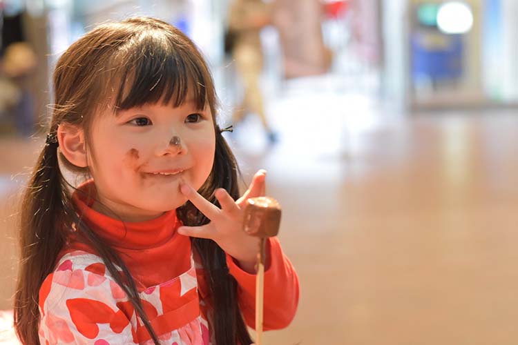 チョコレートやケーキなど、子どものお菓子は何歳からＯＫ？