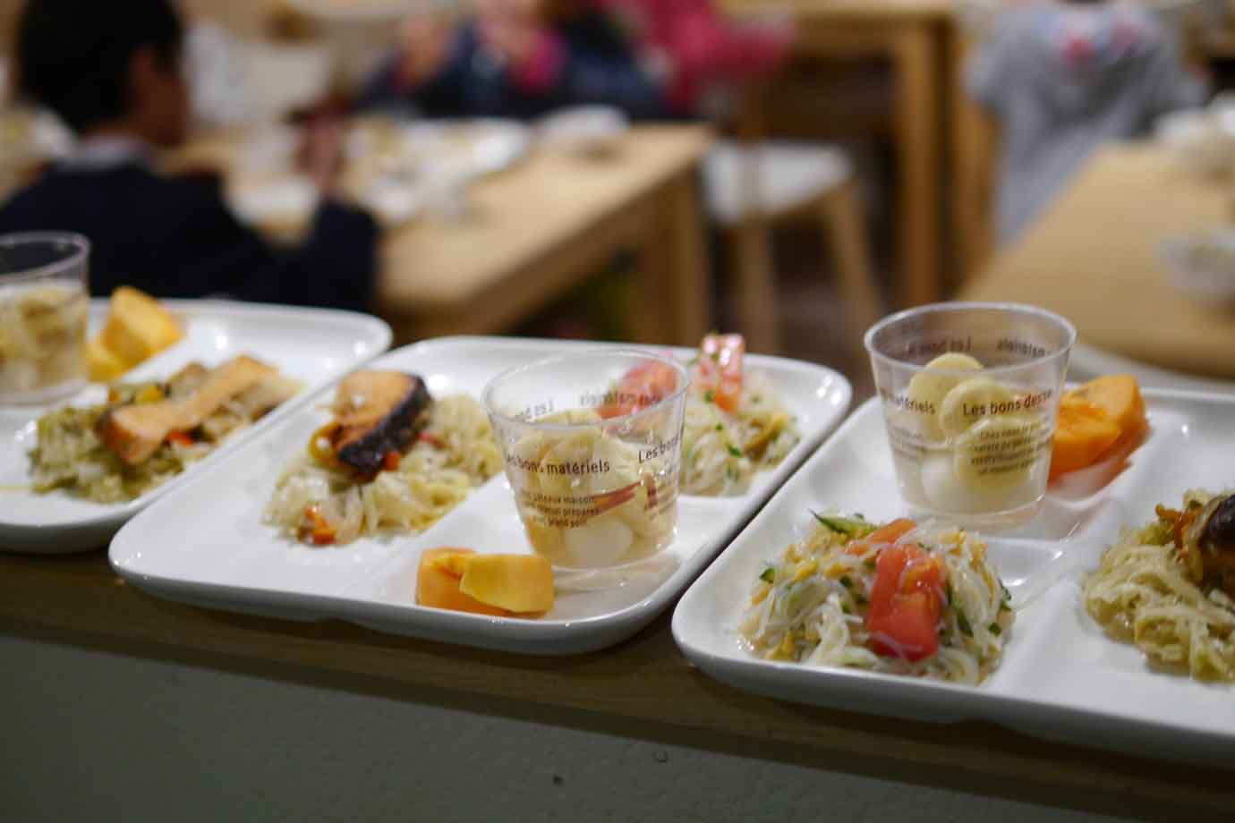 子ども食堂とは、地域住民や民間団体が主体となって、地域の中で子どもたちに食事を提供する取組みです。