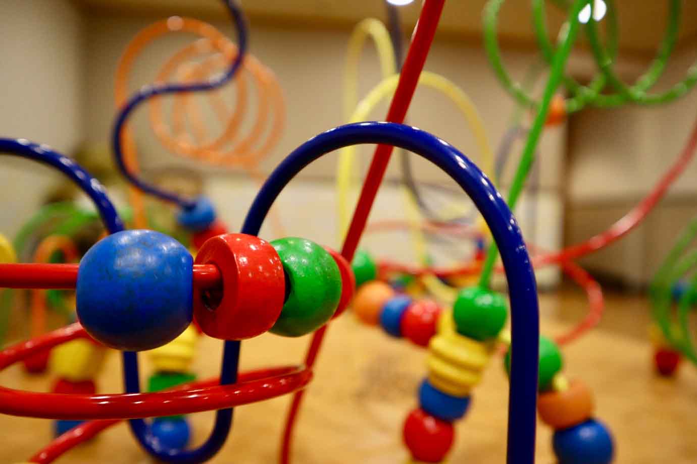 ループは、太いワイヤーに球が通してあるおもちゃ。おもちゃ屋さんや児童館などで見かけることも多いおもちゃです。