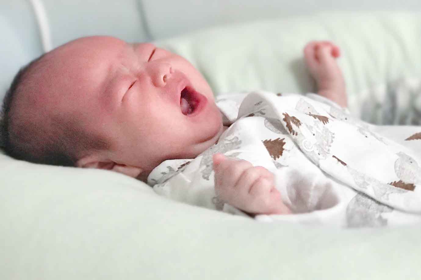 夜泣きとは、夜間に赤ちゃんが泣いてしまい、眠らないでぐずることをいいます。