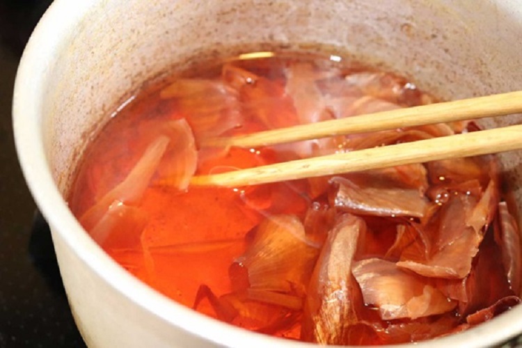 ①鍋にお湯をはって、染料となる野菜や草花を数10分煮ます