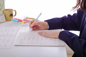3つの観点のうち、「知識・技能」と「思考・判断・表現」の2つは定期テストによる評価が中心です。
