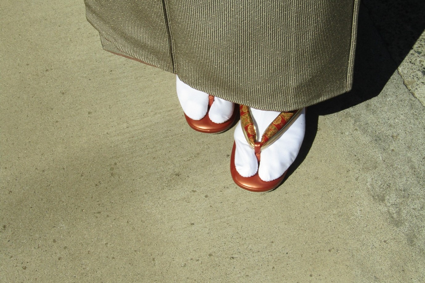 昔の日本人は着物を着ていたため、着崩れしないように両手を振って歩くことはしませんでした。