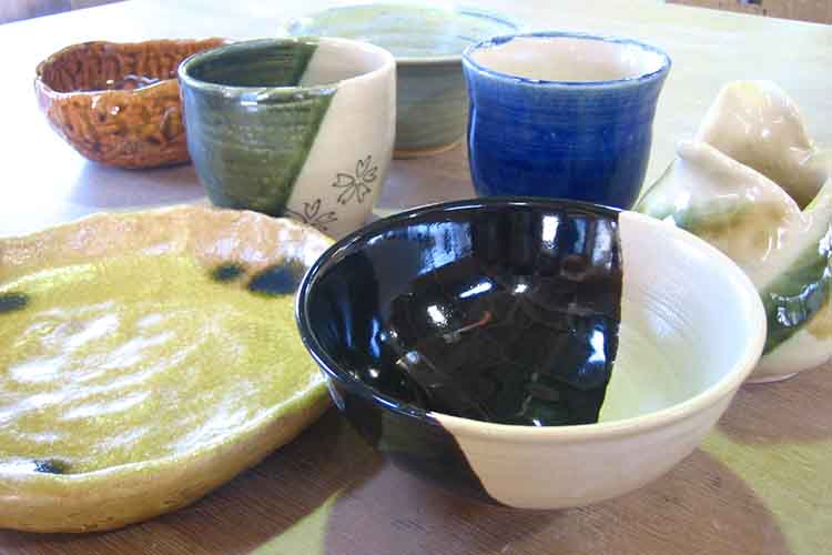 200年以上続く窯元・幸兵衛窯が使用する土と釉薬（陶磁器の表面に施すガラス質の溶液）を用い、陶芸体験ができる施設。