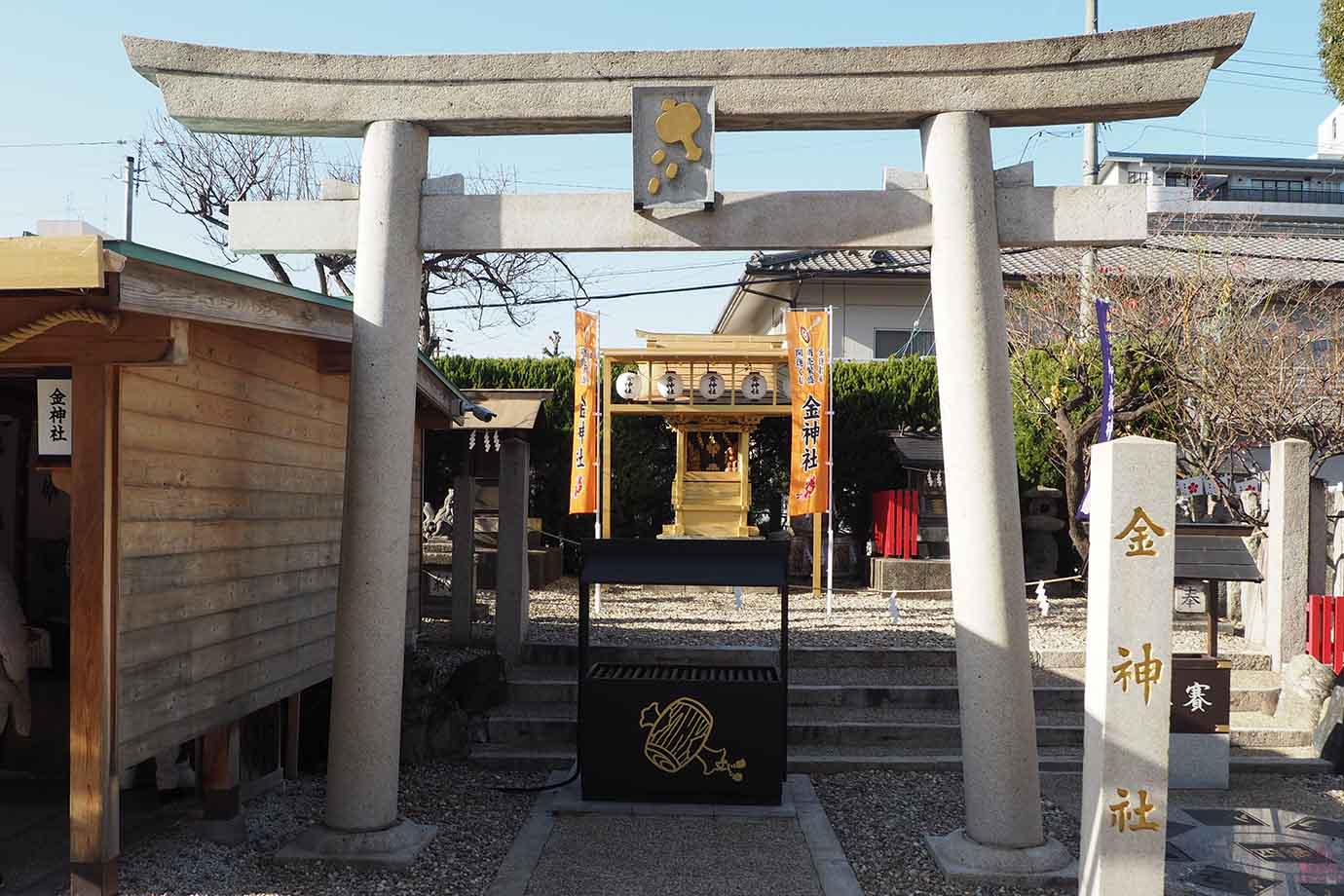 名古屋市北区にある金神社は、学問の神様、菅原道真をまつる山田天満宮の境内にある神社。