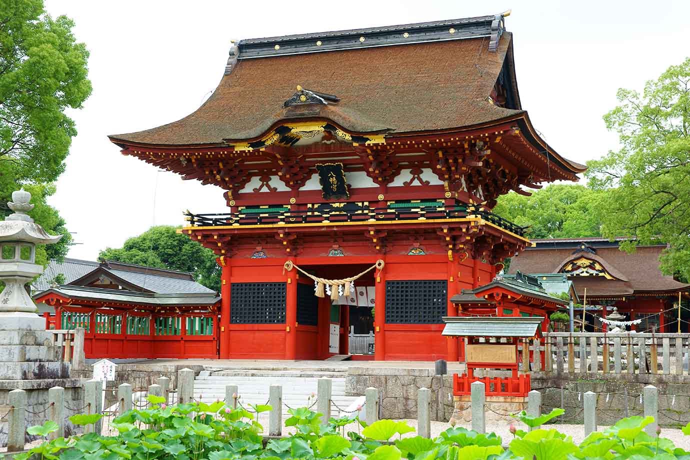 家康公が戦勝祈願をしていたとされる神社、伊賀八幡宮。1470年に松平家（徳川家の祖）の4代親忠により創建され、徳川家ゆかりの氏神として知られています。