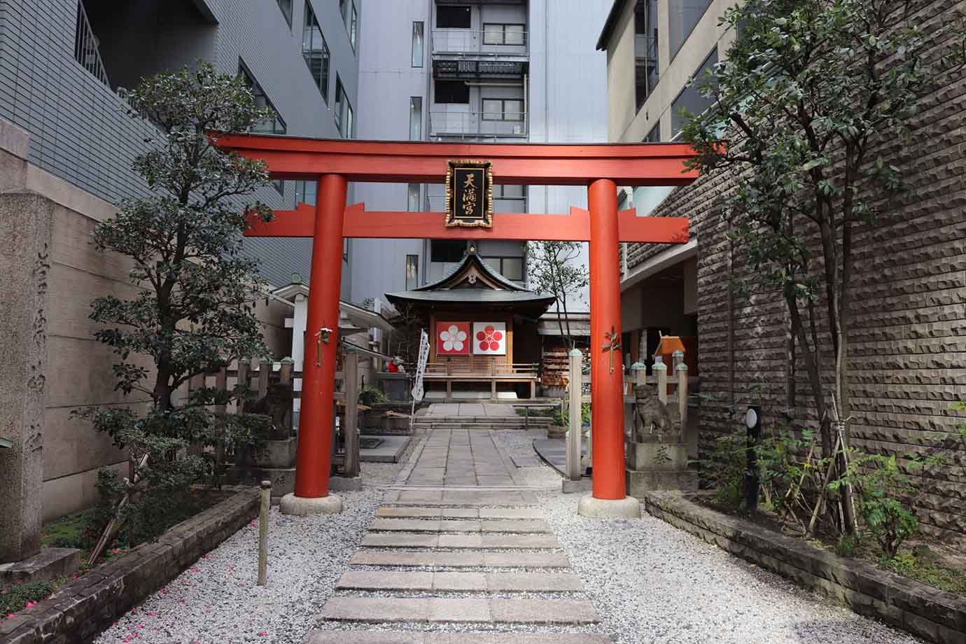 名古屋三大天神の3つ目に訪れたのは、桜天神社。地下鉄・丸ノ内駅からすぐ、ビルの間にあります。