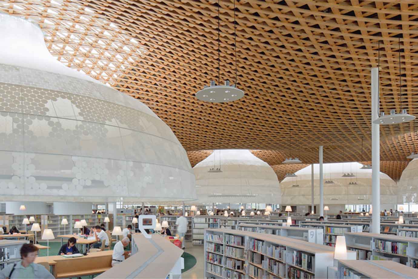 岐阜市立中央図書館と市民活動交流センター、展示ギャラリーなどが一体になった「みんなの森　ぎふメディアコスモス」。