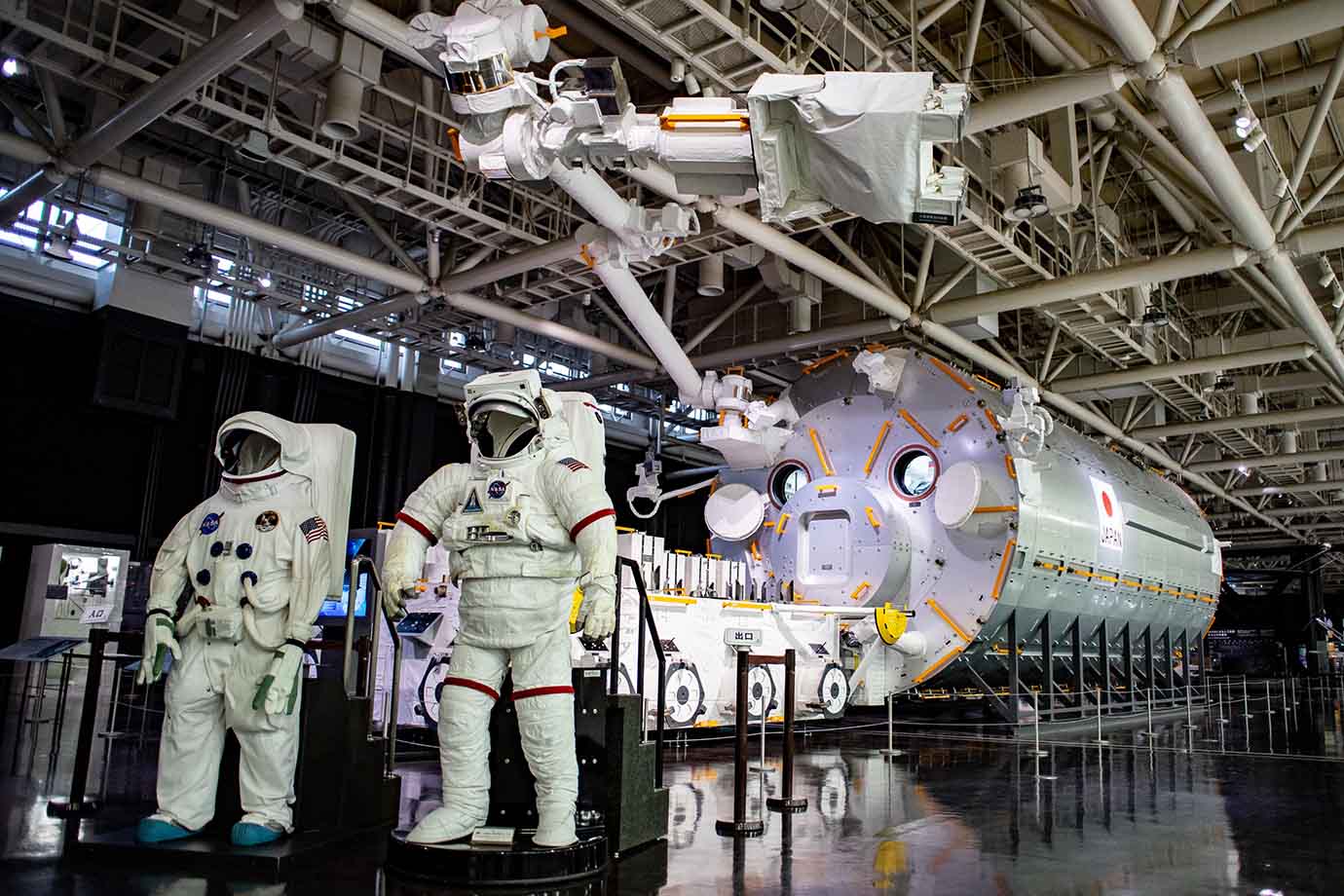 2階は宇宙エリアになっていて、内部までリアルに再現された国際宇宙ステーション（ISS）の日本実験棟「きぼう」など、さまざまな展示で宇宙開発の歴史と最新の情報を紹介しています