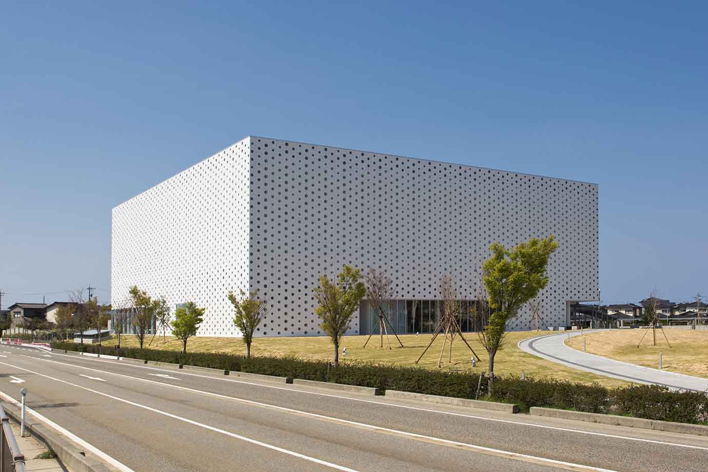 金沢市の西部に、2011年にオープンした「金沢海みらい図書館」