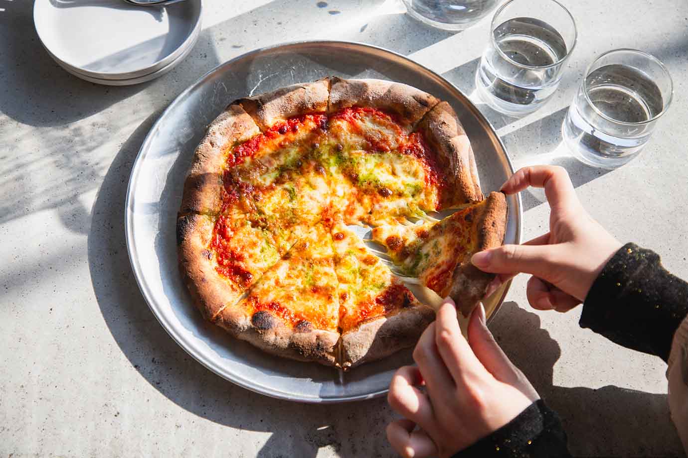 ランチには、「HELLO PIZZA」のピザをチョイス。全国の名店を食べ歩き、試行錯誤を重ねて完成したというピザ