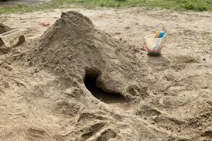ある穏やかな昼下がり、孫を近くの公園の砂場に連れていきました。