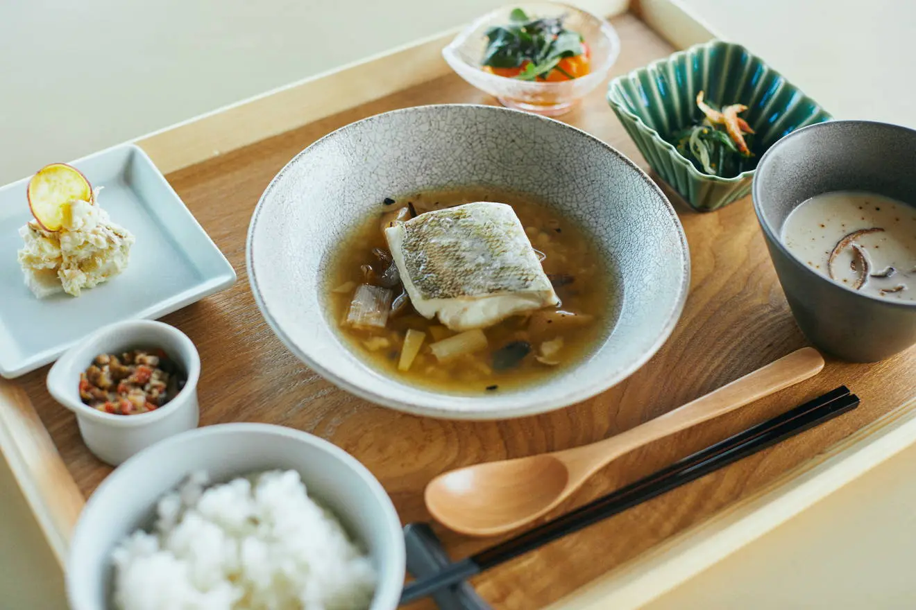 “ちょっと贅沢な、ふだんの料理”をテーマにしたカフェダイニング「CLAY Table」では、ランチをはじめ、自家製のオリジナルデザートやドリンクを味わうことが出来ます。