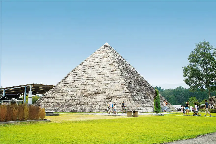 岐阜県中津川市の約7000坪の敷地内に、世界の貴重な鉱物などを展示する「ストーンミュージアム 博石館」。