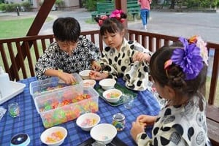 水遊びに夏祭り！お家できる夏休みの外遊びヒント集