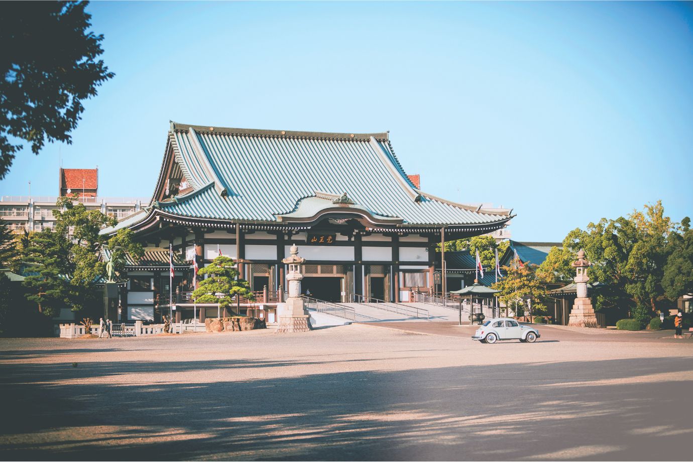 覚王山 日泰寺（かくおうざん にったいじ） の起源は今から約100年前。お釈迦様の御真骨がタイから日本へ分骨されることになった際、名乗りを挙げて寺院を建立しました。