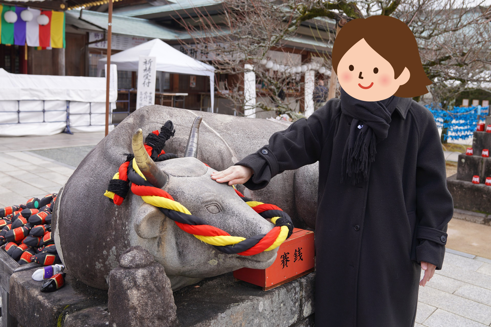 拝殿前に横たわるのは、「願掛け撫で牛（なでうし）」。