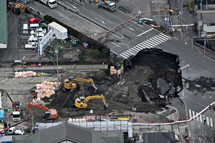 道路くぼむ事故相次ぐ　汚水で傷み、下水道管に穴