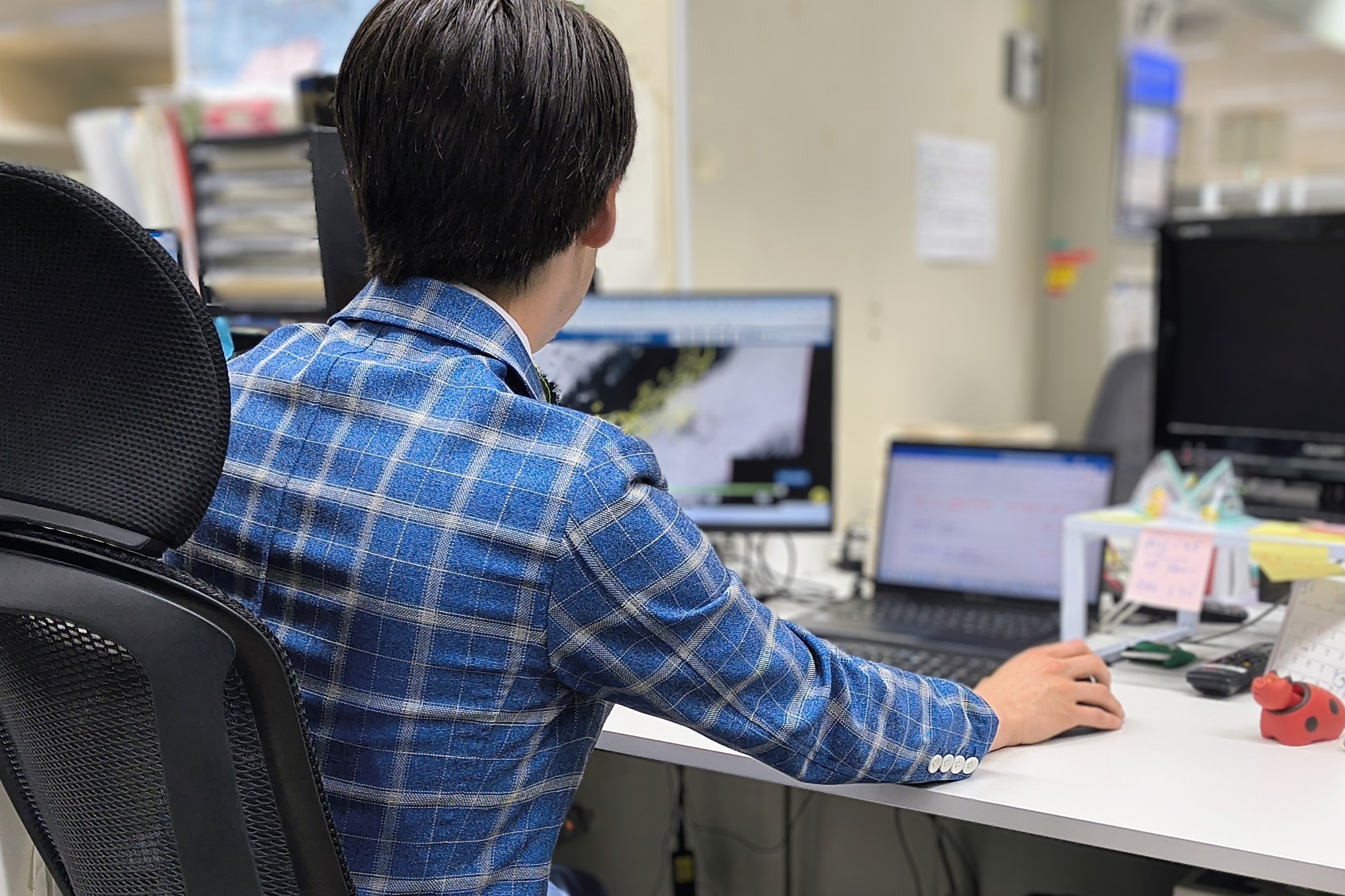 気象予報士の仕事は簡単に言うと、気象庁などが発表する気象データを収集・分析しながら天気を予想し、公に発表することです。