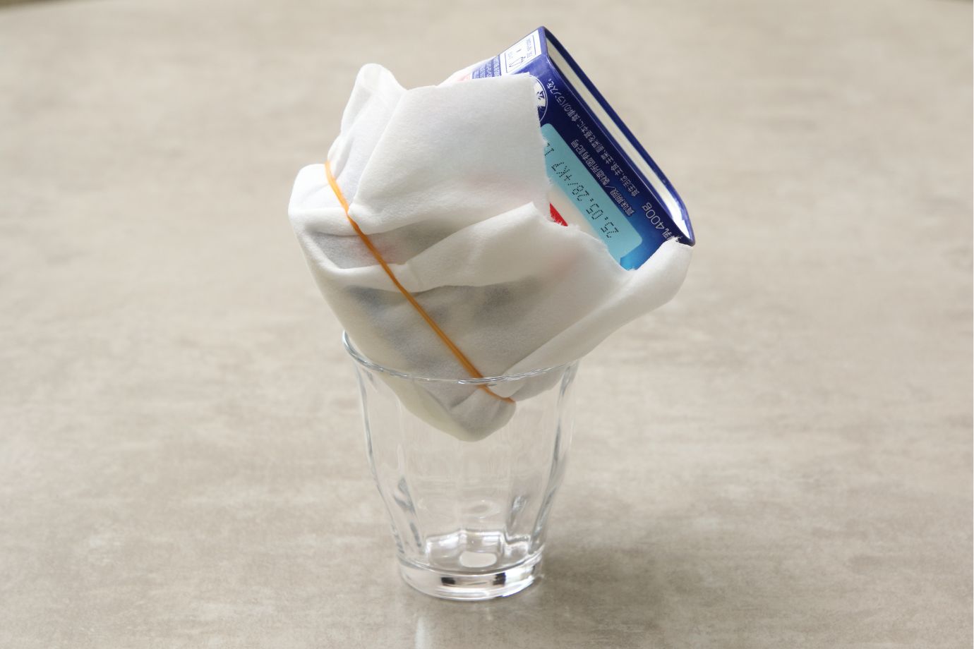 ホエイ受用のコップなどに傾けて水切り