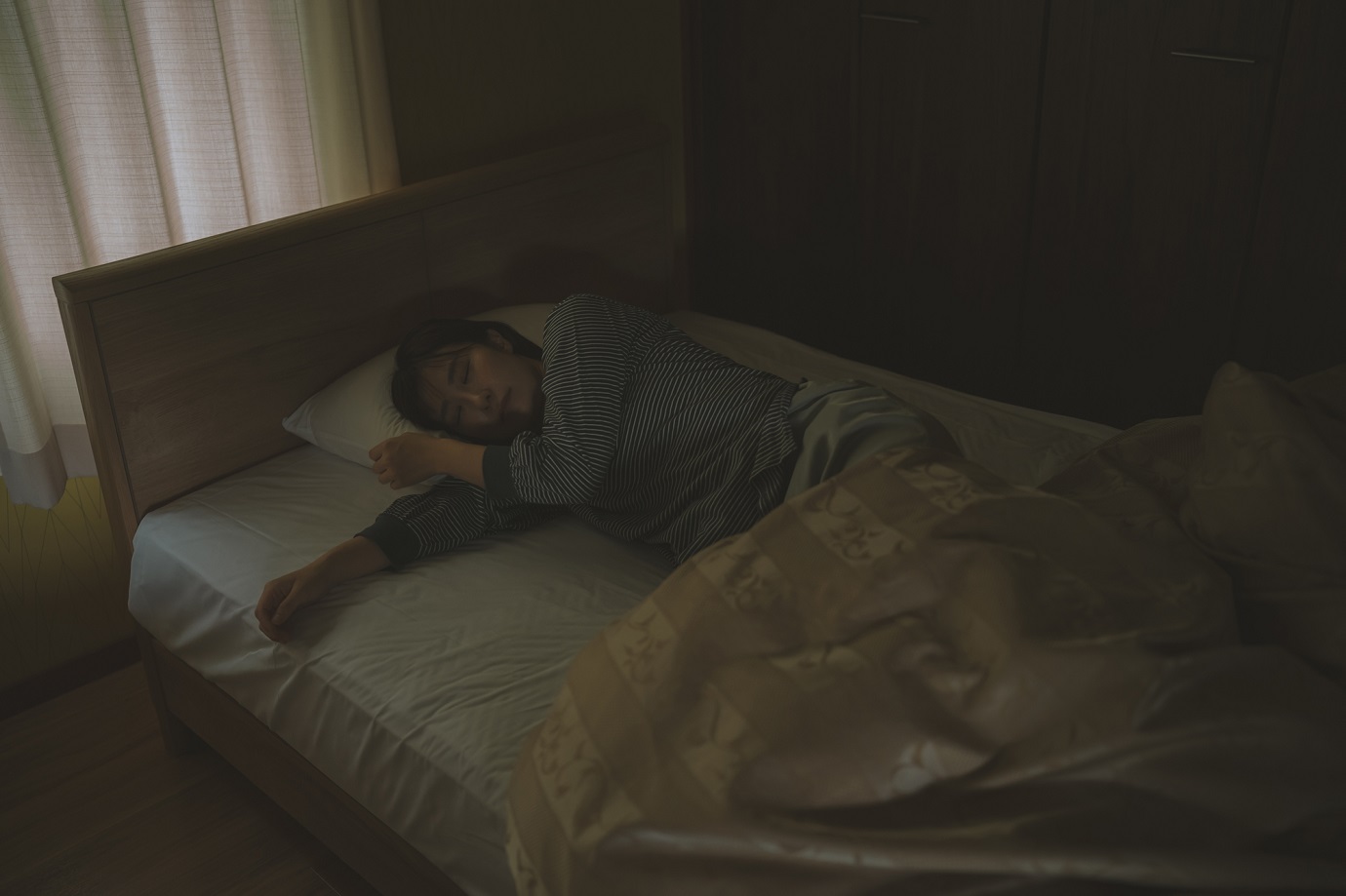 人間の体は、深部体温（体の内部の温度）が下がると眠くなります。そのため、気温が高い夏場は上手く深部体温が下がらず、寝つきが悪くなりがちです。