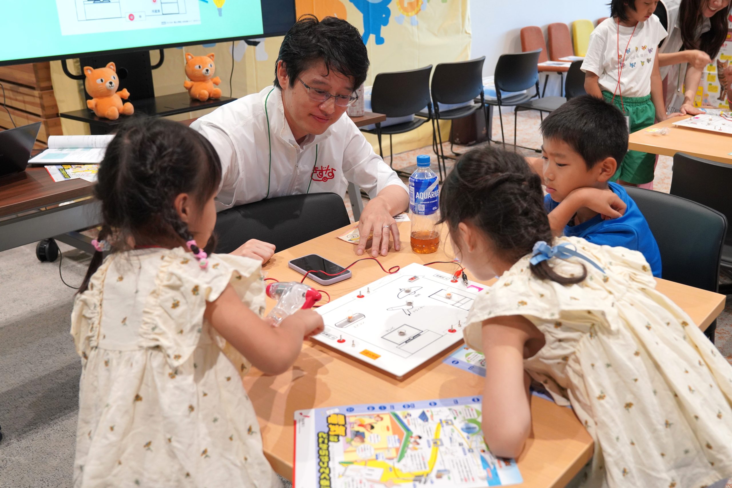 「重たい！」「難しい！」などと言いながら、夢中になって発電機を回す子どもたち。
