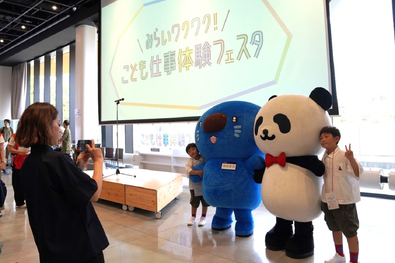 途中、出展しているさまざまな企業のマスコットキャラクターが現れると、会場は大盛り上がり。