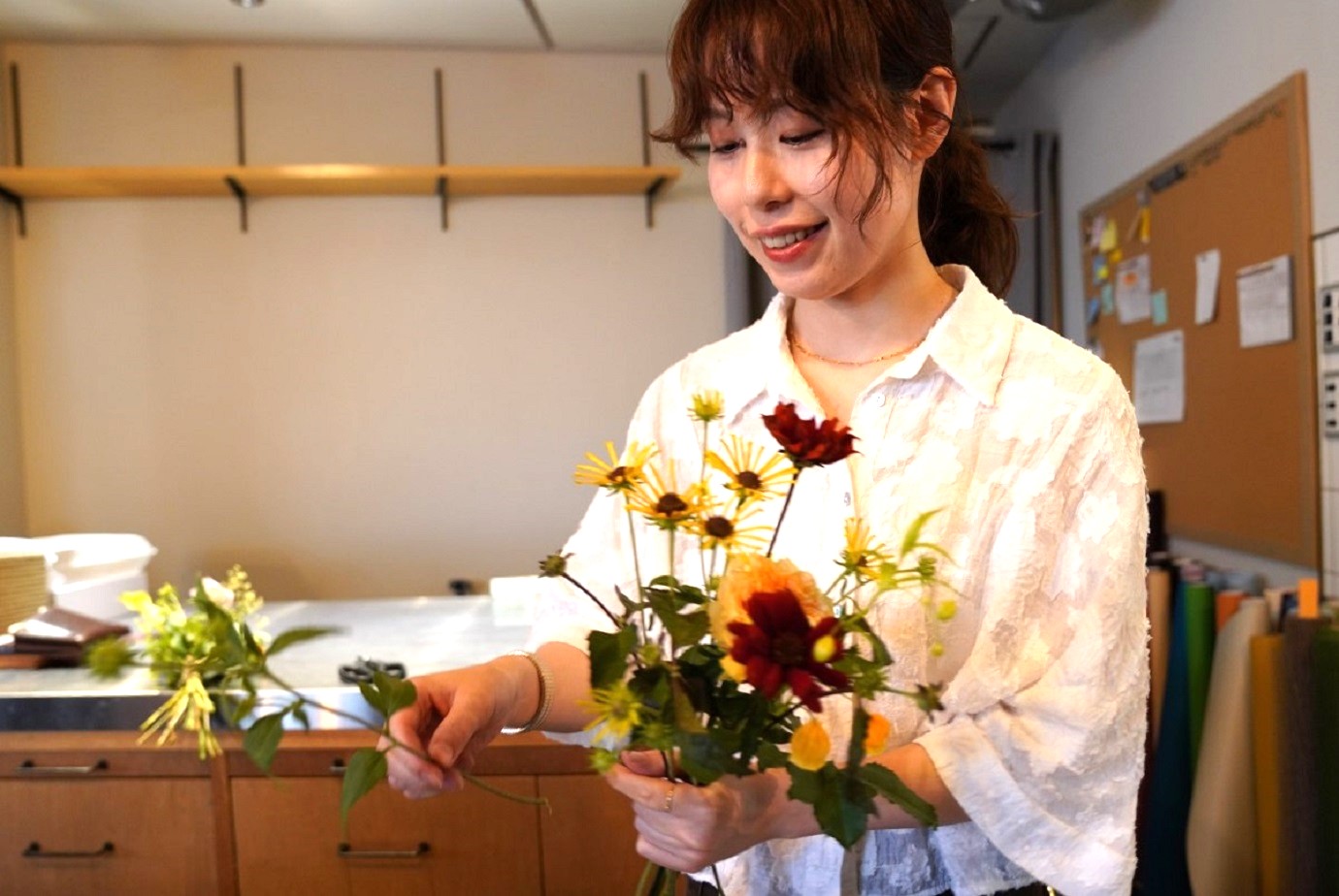 「自分のために花を買う人」をもっと増やしたいです。ケーキやコーヒーを買うような気軽さで、仕事や勉強を頑張ったご褒美に、自分に花をプレゼントする。