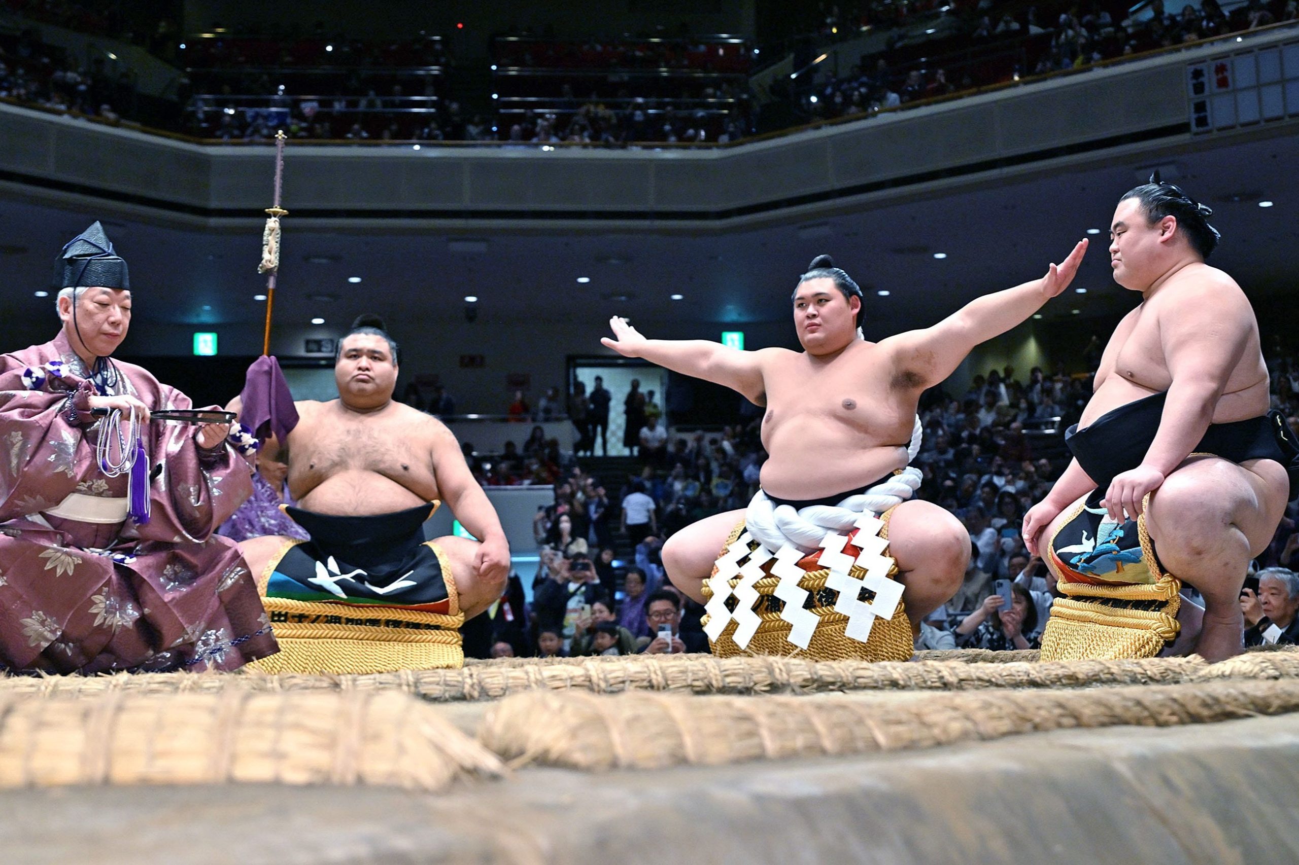 力士の番付は1番下の序ノ口から三段目、十両、幕内などがあり、勝利を重ねると順位が上がっていきます。大関の上の最高位が横綱です。