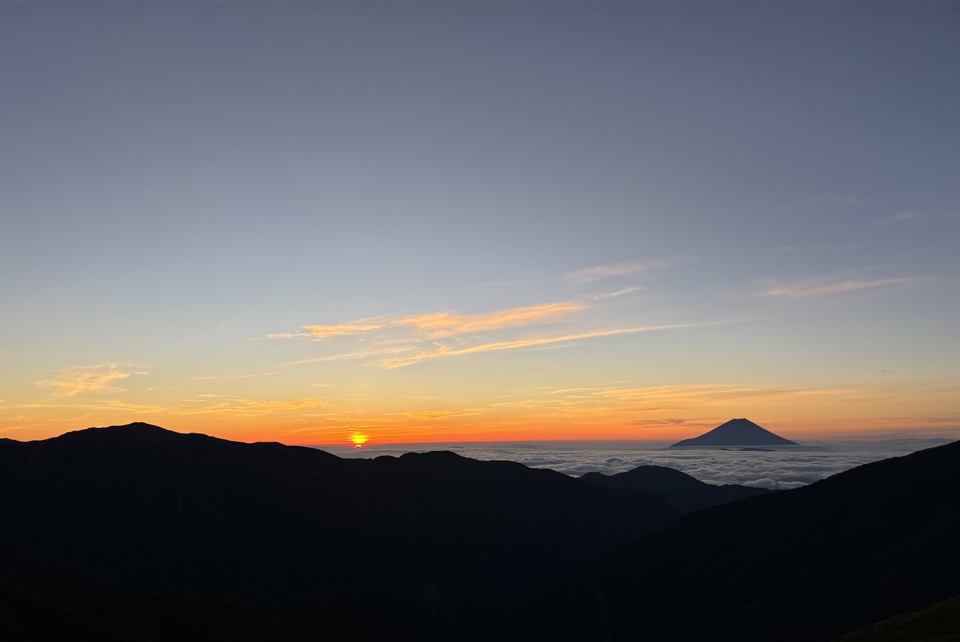 小河内岳山頂から：9月7日 5時18分