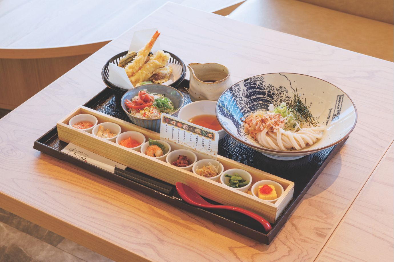 看板メニューは、自慢のうどんを堪能できる「四季彩うどん膳」