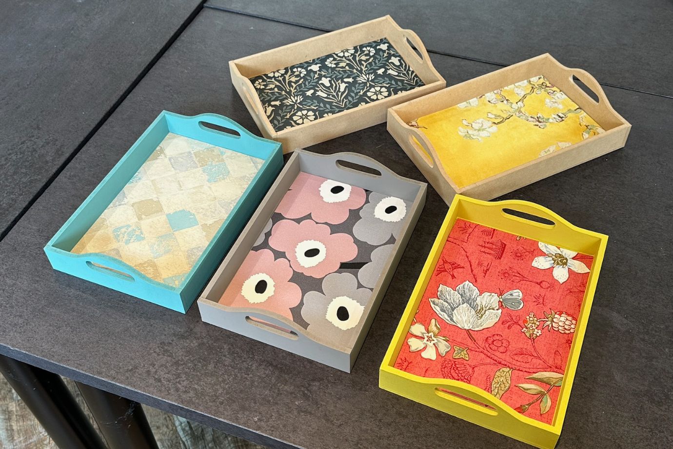 トレー類やミニテーブル、インテリアパネル