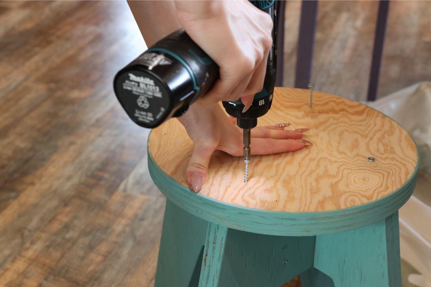 スツールの脚と座面を組み立て