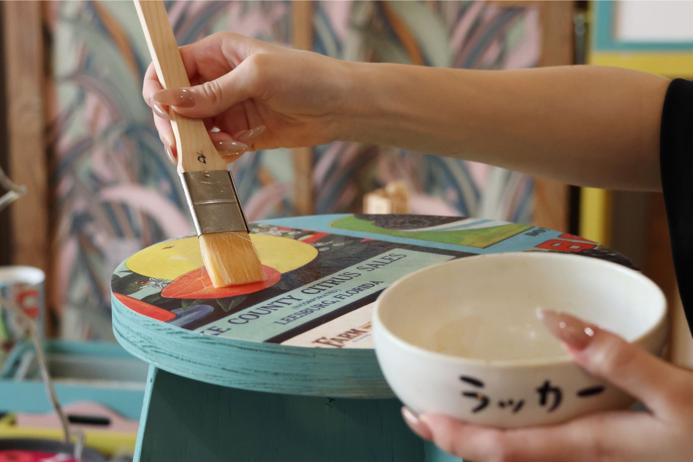 ラッカー塗料をスタッフに塗ってもらう