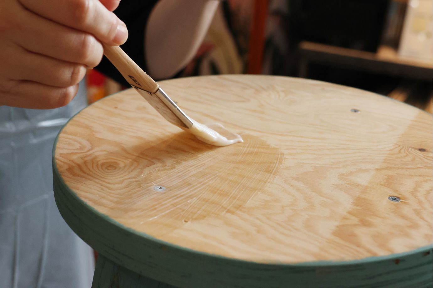 壁紙用ののりを座面全体に塗る