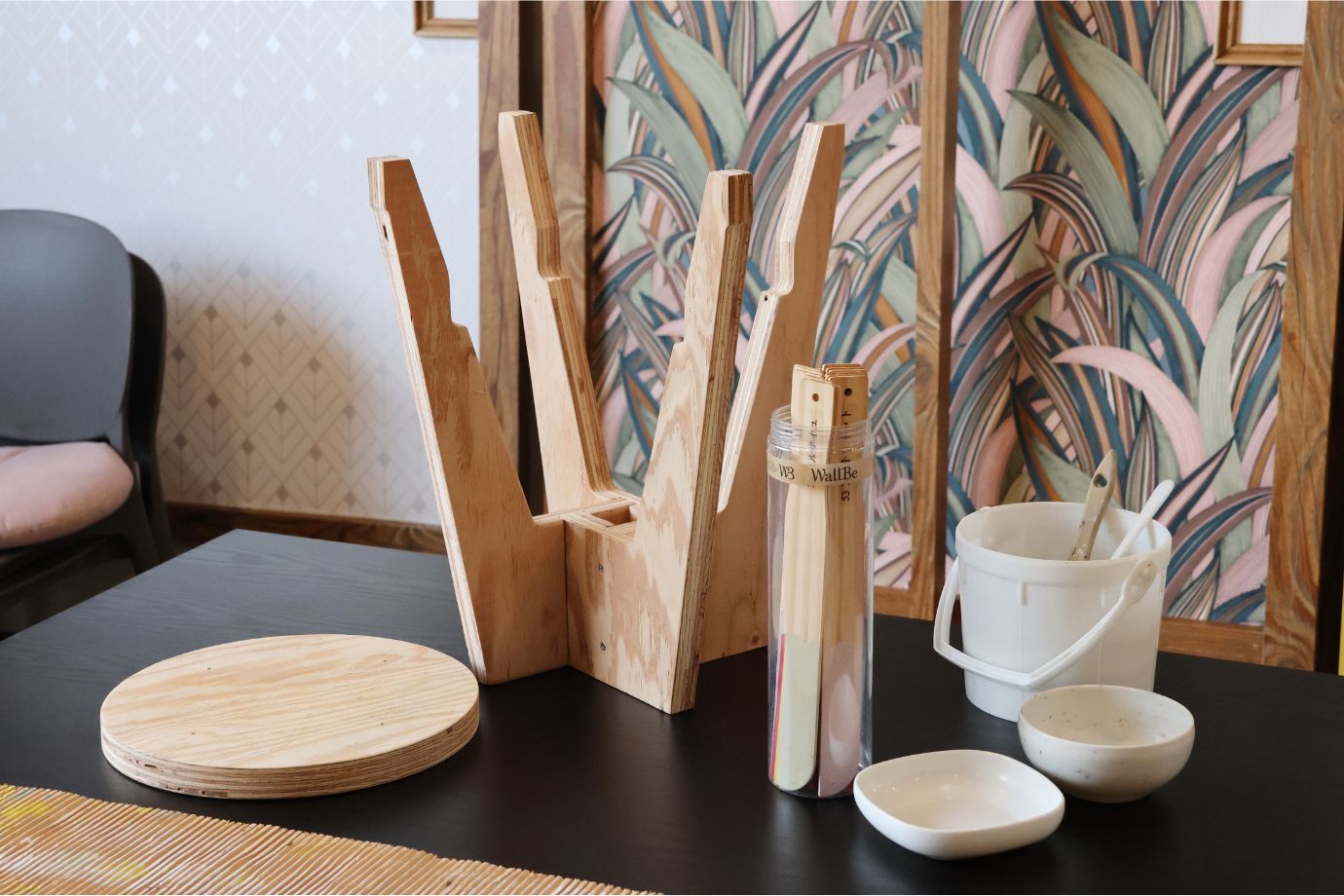 必要な材料や道具、汚れ防止のエプロンも用意