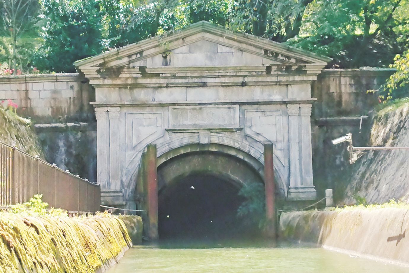 趣のあるトンネルや門、橋など見どころが満載