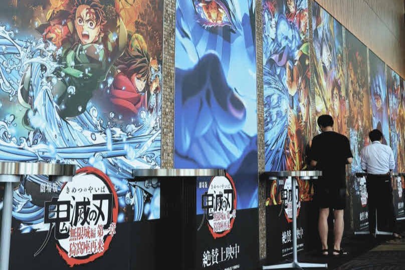 2025年8月上旬、名古屋駅前の映画館「ミッドランドスクエアシネマ」のロビーは、多くの人でごった返していました。
