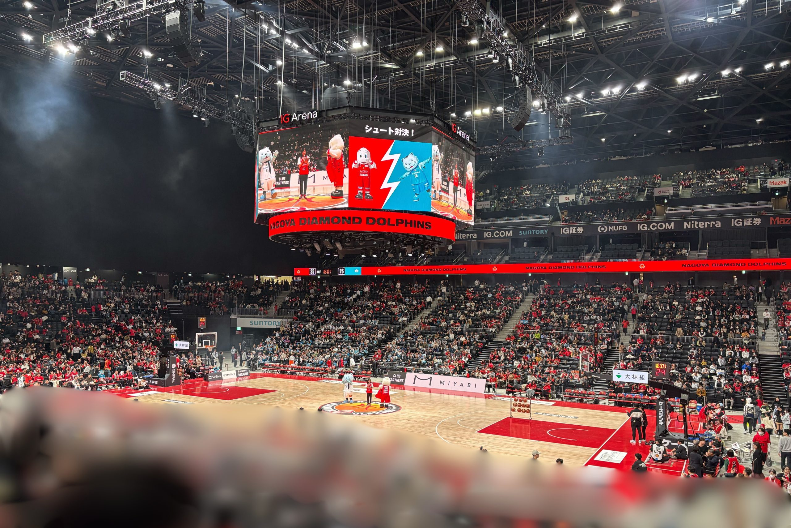 シュート対決でMCをする堀江さん（中央）