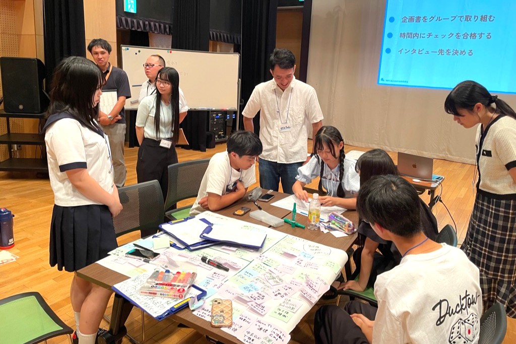 それぞれが取り組みたいテーマを発表した後、一緒に組めそうな人同士でチームを結成。その結果、今回のプロジェクトのテーマは、この6つに決まりました！