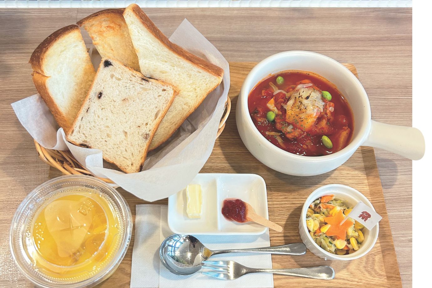 カフェで味わえる、かご盛りのパンが付いたスープブランチ