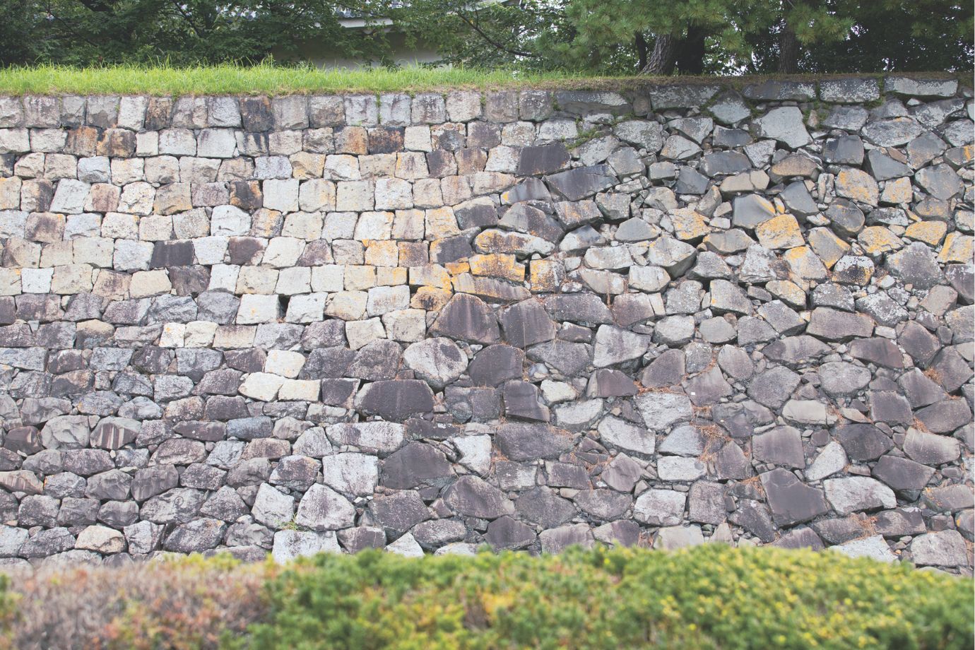 ランダムな「野面積み」（右）、規則的な「算木積み」（左）