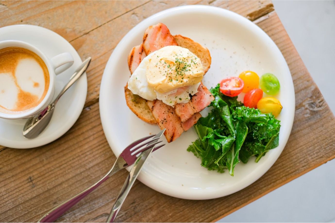 料理をテーブルの角や端に置いて撮るのがポイント