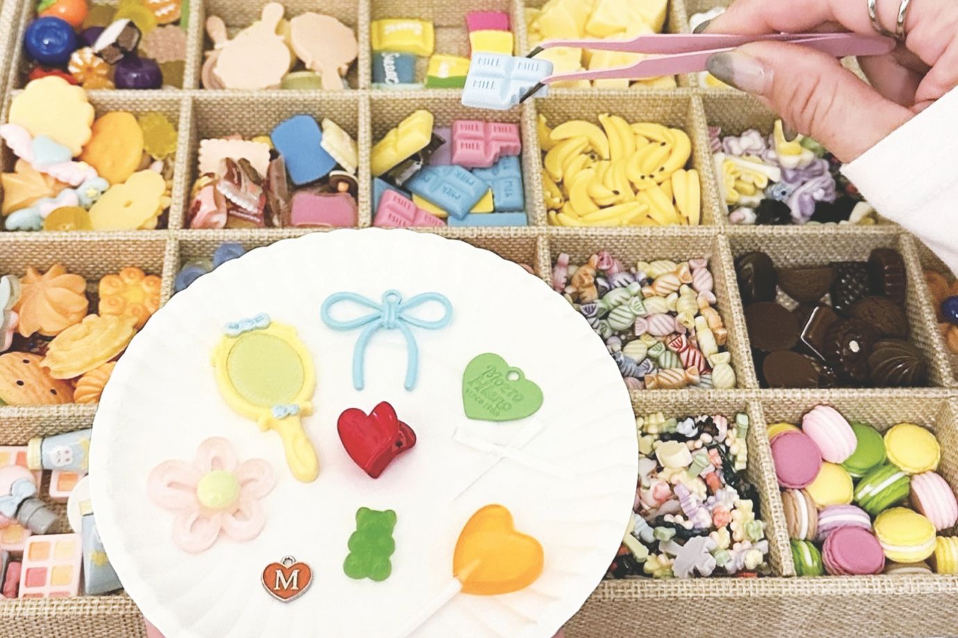 マカロンやキャンディー、果物などのデコパーツ