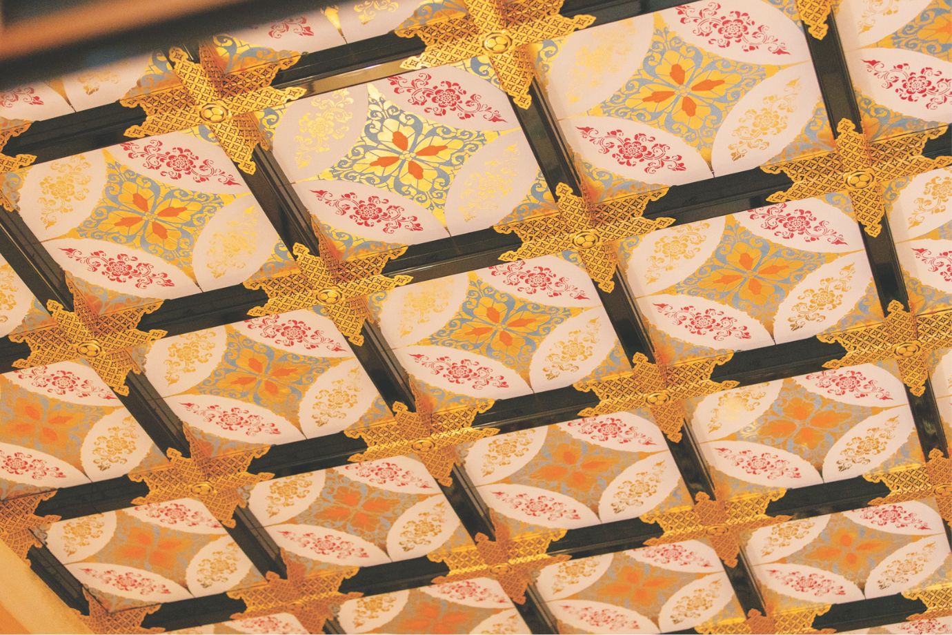 黒漆塗りや金箔押しを駆使した美しい天井絵