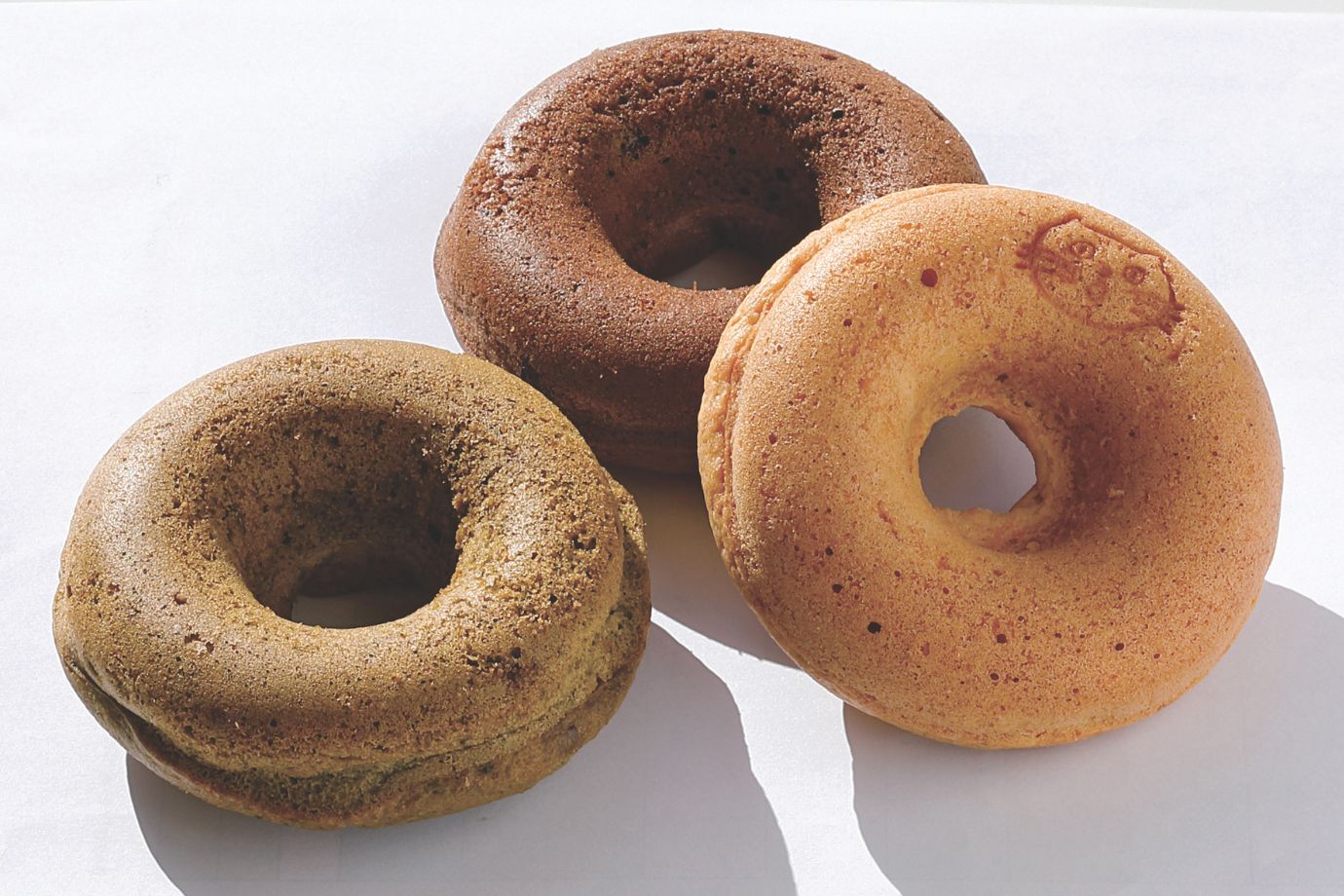 プレーン（180円）のほか、抹茶小豆やチョコ（各220円）など