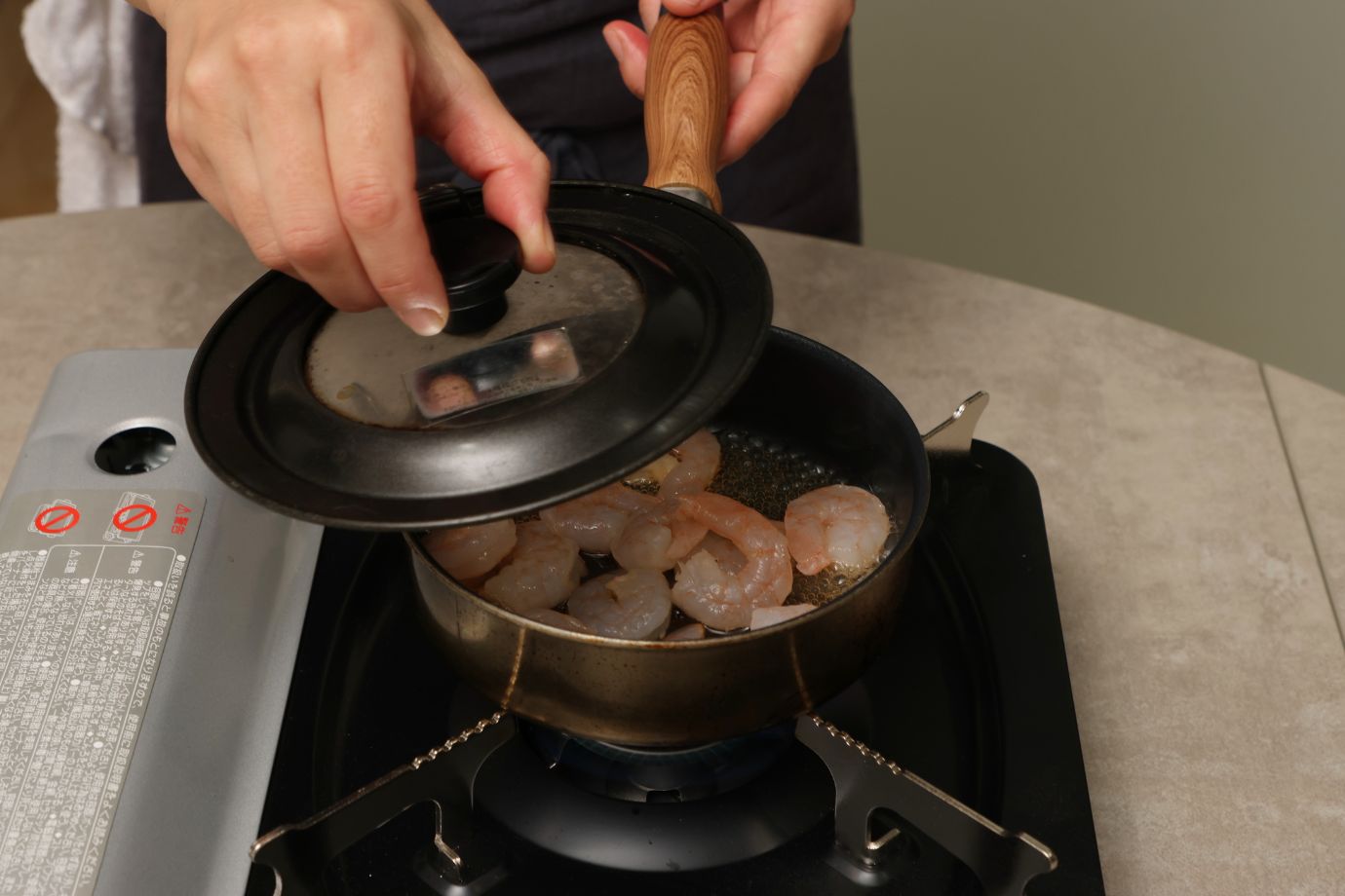 エビを入れて蓋をし、蒸し煮にする