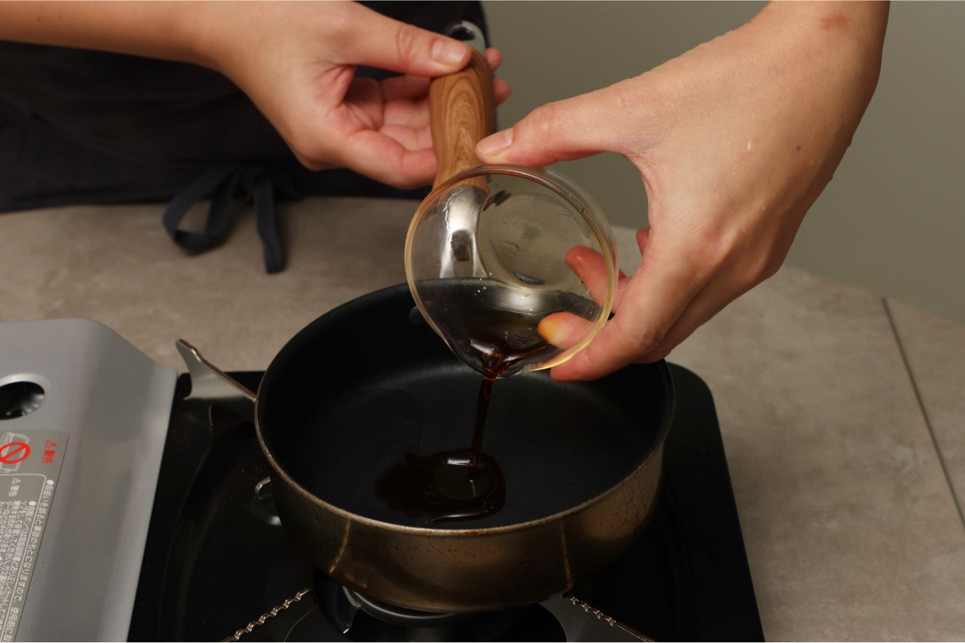 水とめんつゆを鍋に入れて温める