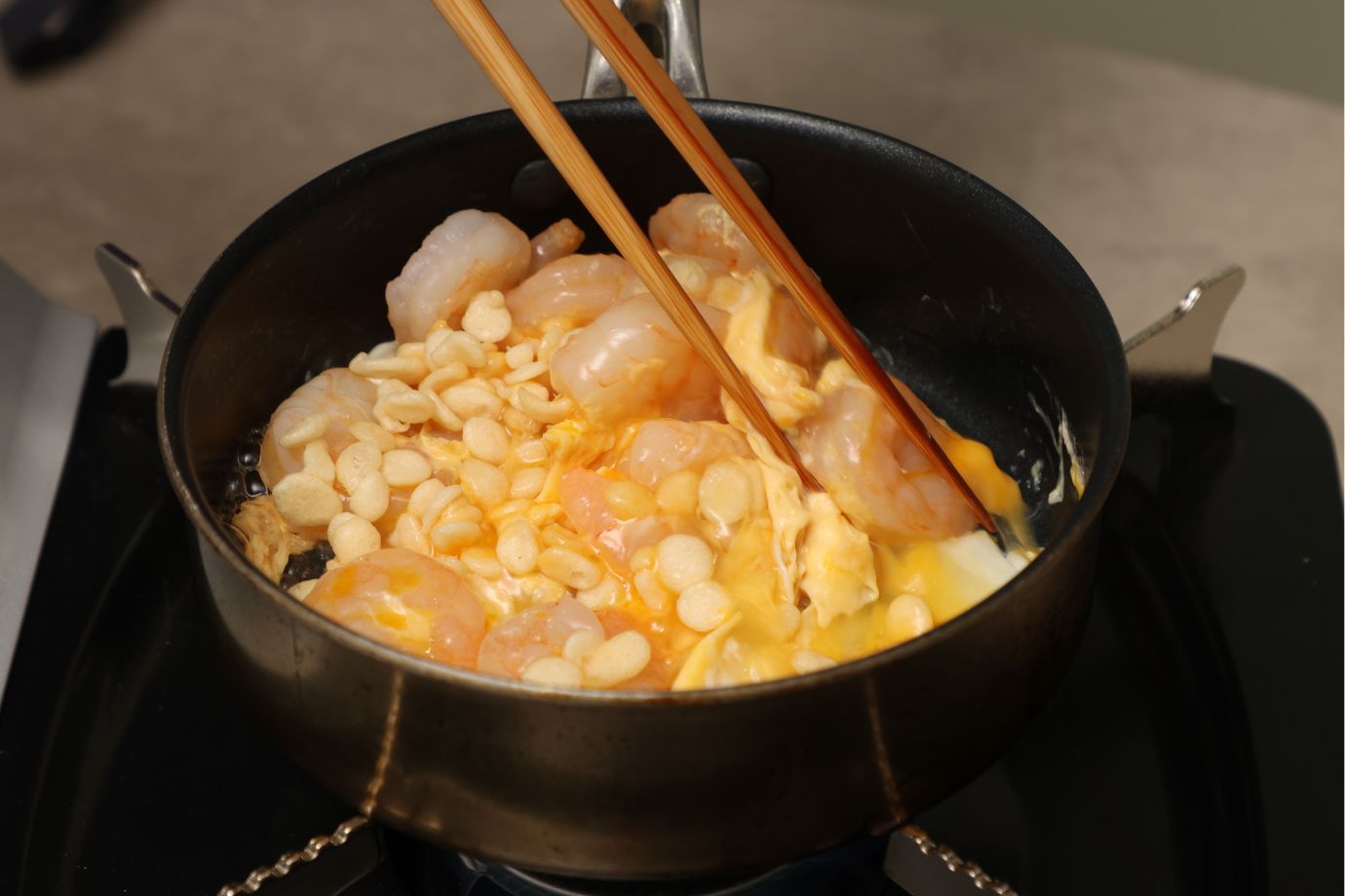 溶き卵と天かすの半量を入れてひと混ぜ